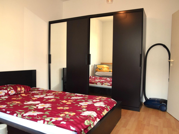 Bedroom 3, Cosy Apartment in Oberhausen With Balcony, Oberhausen