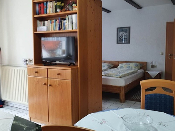 Room 3, Schone Ferienwohnung mit Terrasse in Homberg, Schwalm-Eder-Kreis
