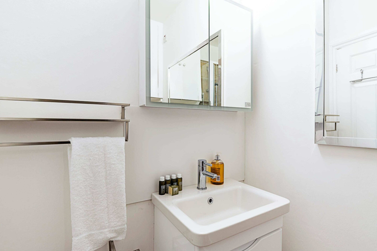 Bathroom 3, Modern Top-floor Victorian Charm in Kensington, London