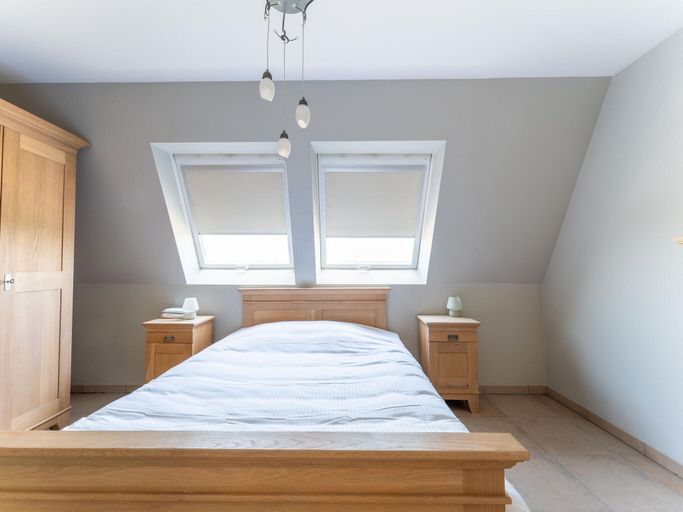 Room 4, Bright Coastal Stay in Bredene, West-Vlaanderen