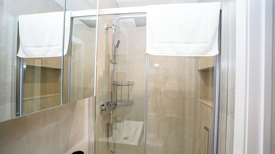 Bathroom 4, Wisteria F2 - single beds, Slough