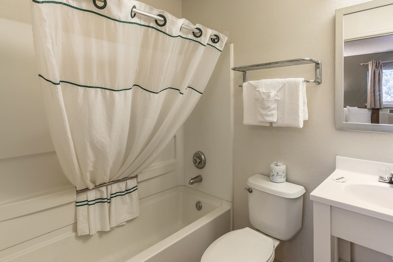 Bathroom, HomeTowne Studios Orlando - Casselberry, Seminole