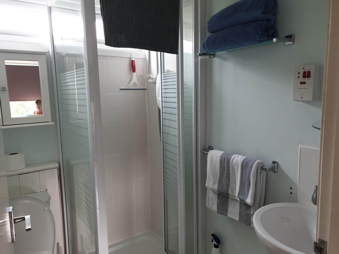 Bathroom 2, Lovely Lodge Next To The Mansion House Llansteffan, Carmarthenshire