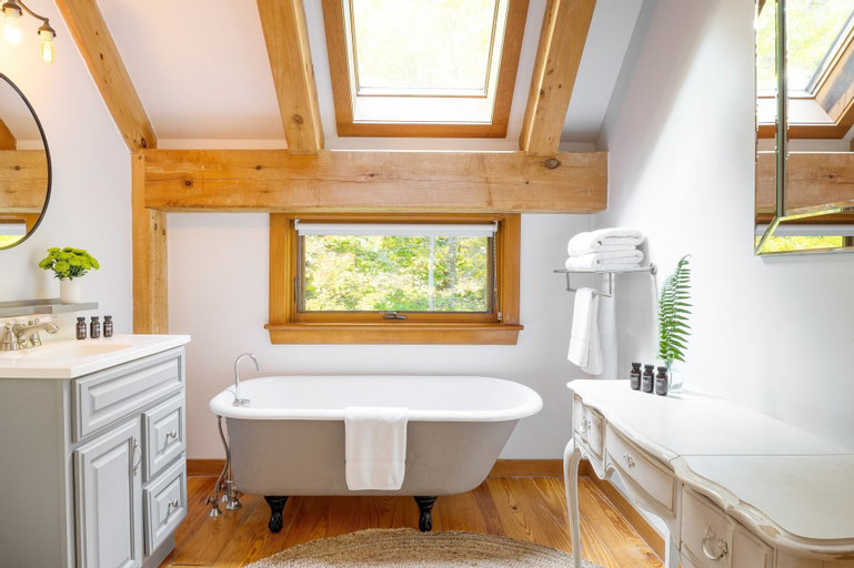 Bedroom 4, Woodfall by Avantstay Tons of Outdoor Space, Berkshire