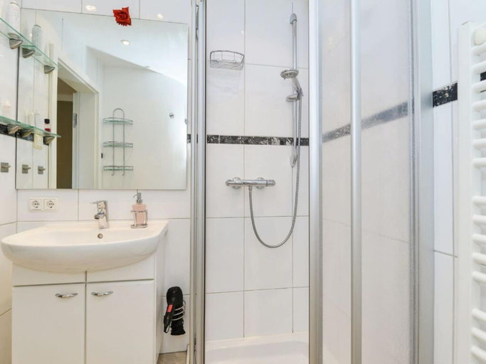 Bathroom 4, Vakantieappartement "ambiente", Nordfriesland
