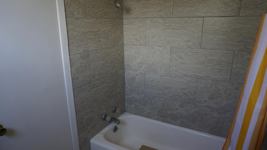 Bathroom, Budget Inn Malvern, Hot Spring