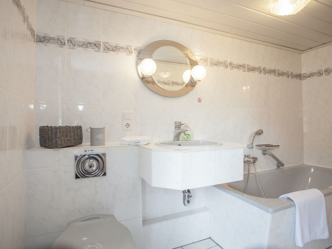 Bathroom 2, Ferienhaus Gegenuber dem Skigebiet, Hochsauerlandkreis