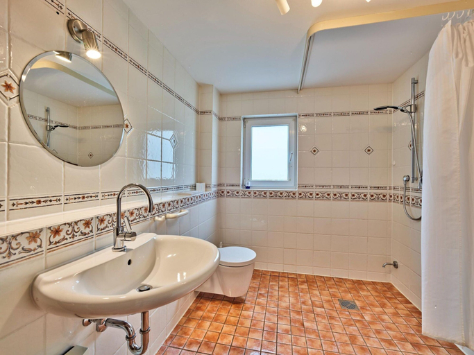 Bathroom 4, Geschmackvolles Ferienhaus mit Privatem Pool, Euskirchen