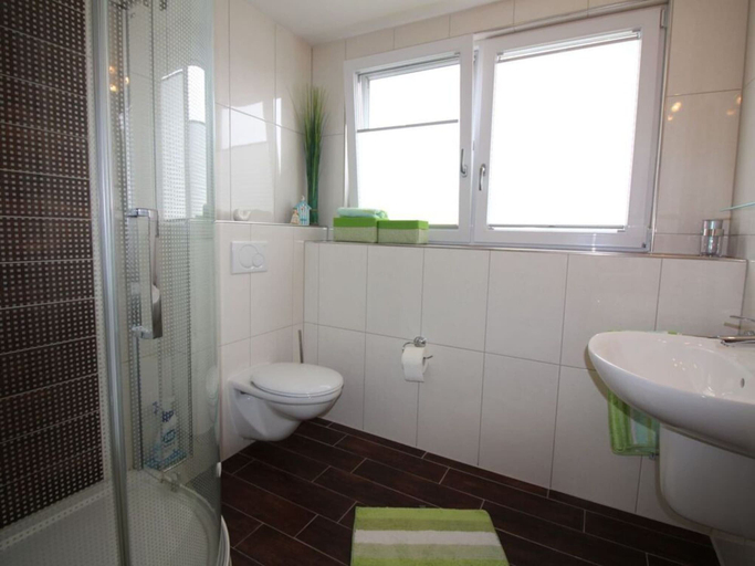 Bathroom, Gerda in the Michaela House, Leer