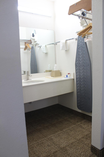 Bathroom 4, Rodeway Inn Tucumcari, Quay