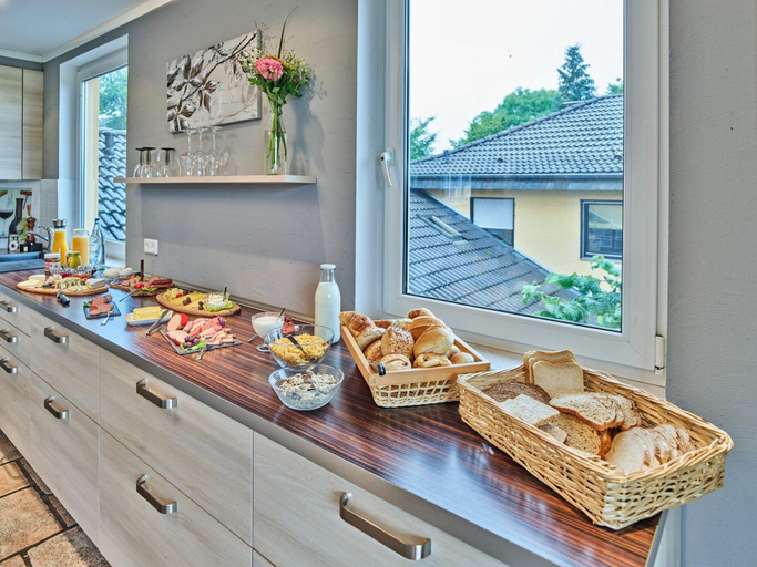 Food & Drinks 5, Geschmackvolles Ferienhaus mit Privatem Pool, Euskirchen