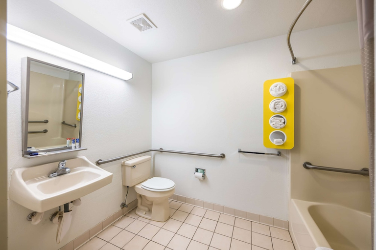 Bathroom 4, Golden Isles Inn & Suites Brunswick South, Glynn