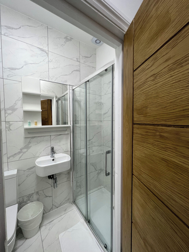 Bathroom 4, Plaza London Hotel, London