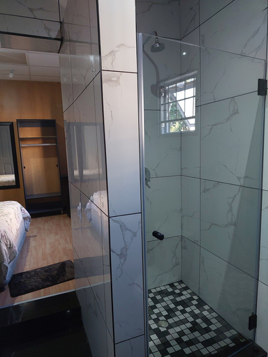 Bathroom 5, Freedom Media Guest House, Nelson Mandela Bay
