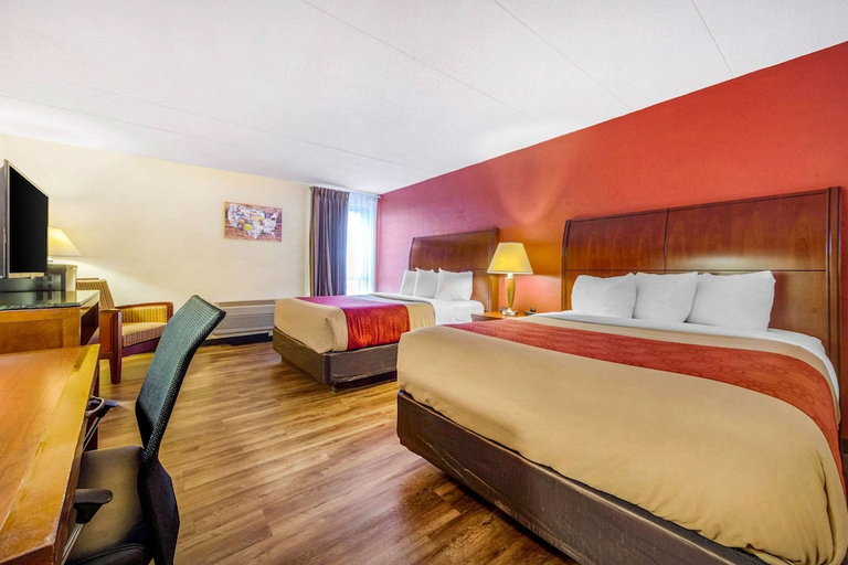 Bedroom 2, Econo Lodge Inn & Suites Brookings, SD, Brookings