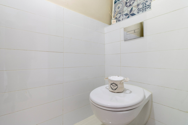 Bathroom 3, HaRav Agan 12 - Isrentals