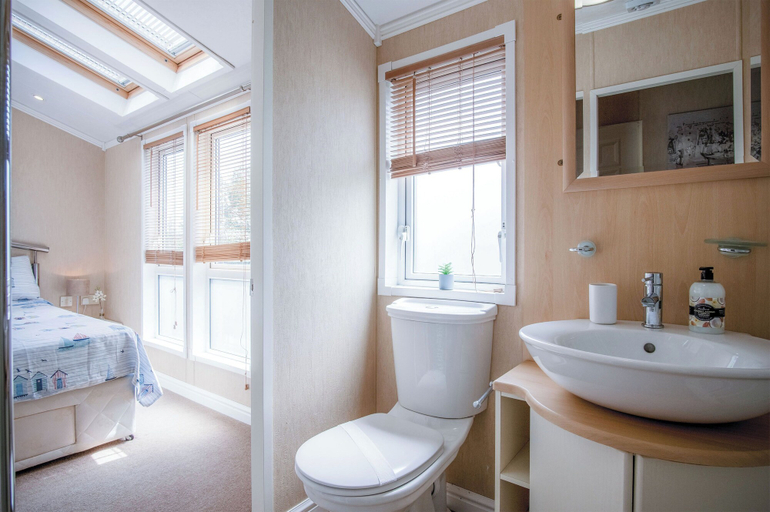 Bathroom 3, Manor 5 Lodge - 2 Bedroom Lodge - Pendine, Carmarthenshire