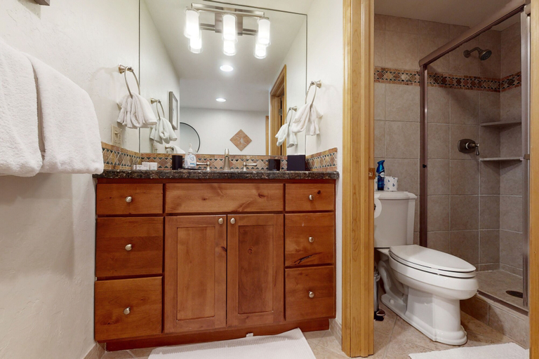 Bathroom 4, Fallridge, Eagle