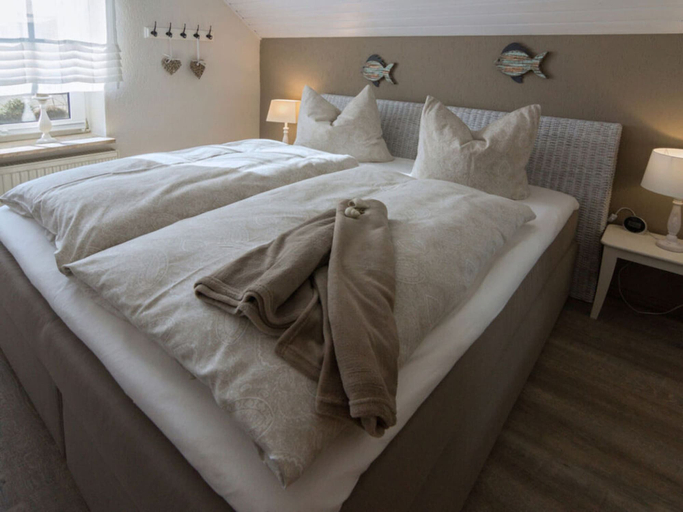 Room 4, Snug Apartment in Hage, Aurich