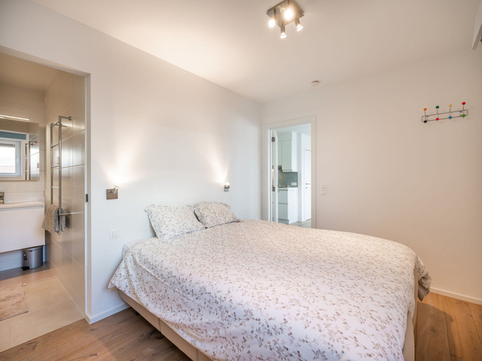 Bedroom 2, Apartment in Koksijde With Sea Views, West-Vlaanderen