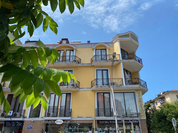 Exterior & Views