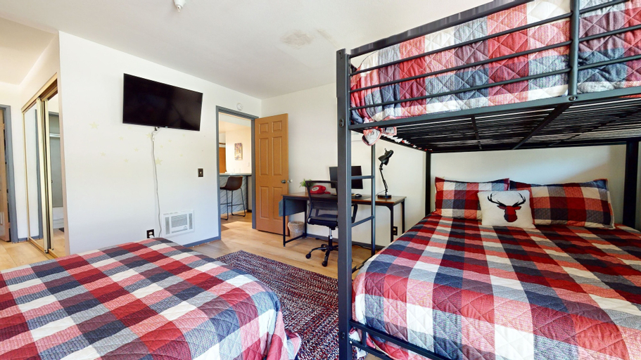 Room 3, Aspen Creek #115 2 Bedroom Condo by RedAwning, Mono