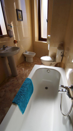 Bathroom 5, Pensión Sandoval by gaiarooms, León