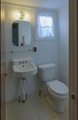 Bathroom, Dune Climb Inn, Leelanau
