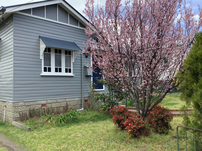 Rosellas on Corundum Cottage - treat yourself!, Stanthorpe