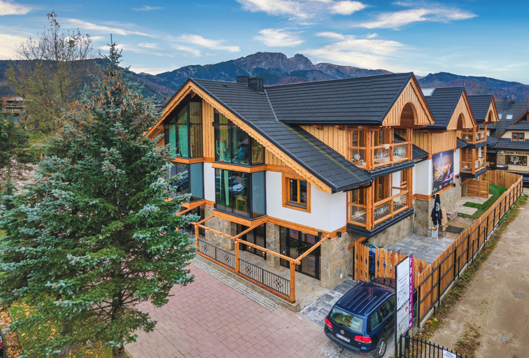 Exterior & Views