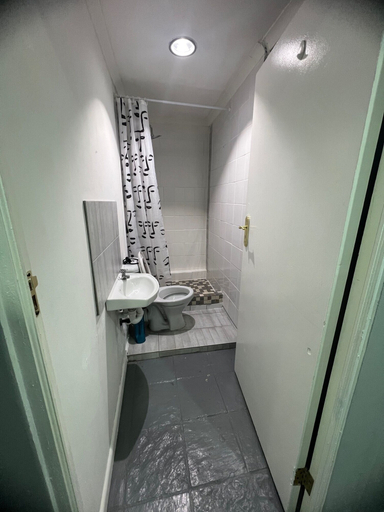 Bathroom 3, M & B Backpackers, City of Cape Town