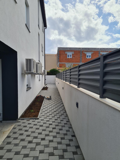 Others 5, Vila Slavica, Vir