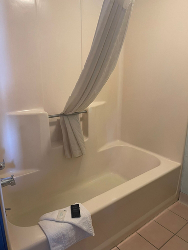 Bathroom 4, Executive Inn, Muskogee