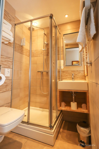 Bathroom 5, Kyriad Brive-La-Gaillarde Centre, Corrèze