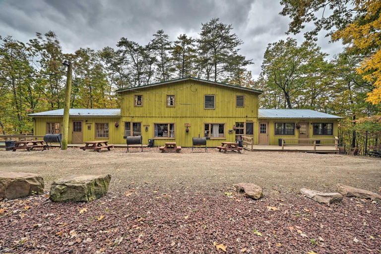 Exterior & Views 1, Wyatt Earp Cabin with Deck, 1 Mi to Raystown Lake!, Huntingdon