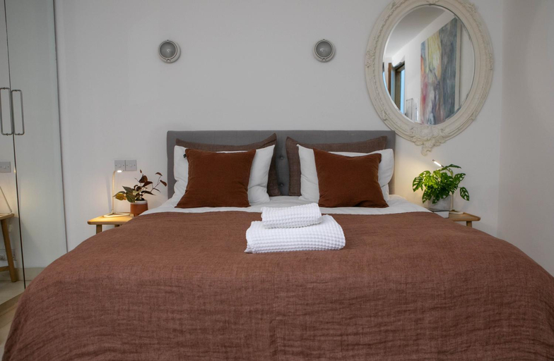 Bedroom 2, The Luxury Inn, London