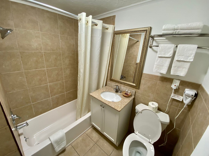 Bathroom 3, Royal Inn Claremont, Sullivan