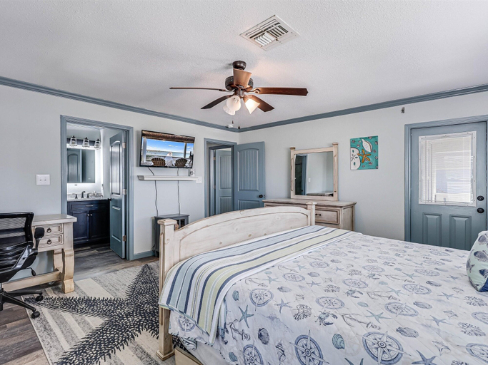 Room 3, Shore Better Than Work 4 Bedroom Home by RedAwning, Aransas