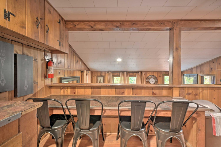 Food & Drinks, Wyatt Earp Cabin with Deck, 1 Mi to Raystown Lake!, Huntingdon