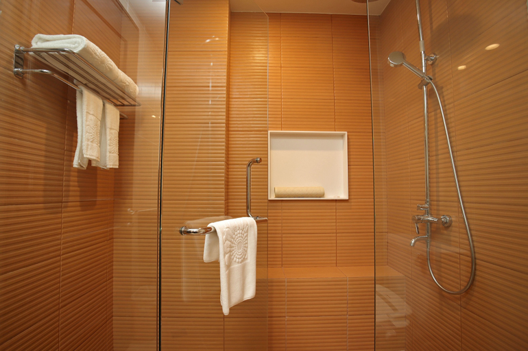 Bathroom 5, Himawari Hotel Apartments, Phnom Penh