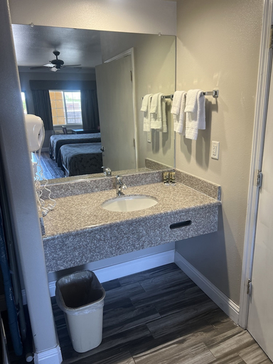 Bathroom 3, Rodeo Lodge (ex Americas Best Value Inn and Suites-Clovis/Fresno), Fresno
