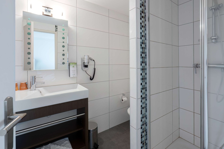 Bathroom 5, Kyriad Belfort Centre Gare, Territoire de Belfort