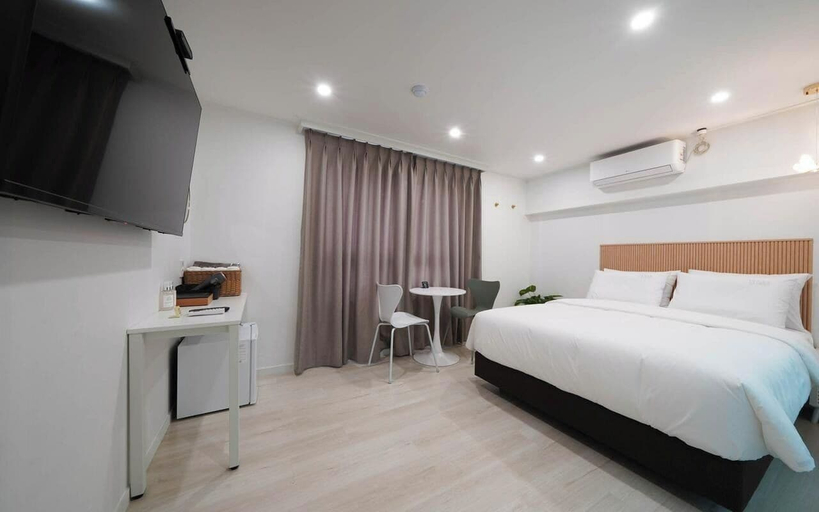 Others 4, hotel daor, Jung