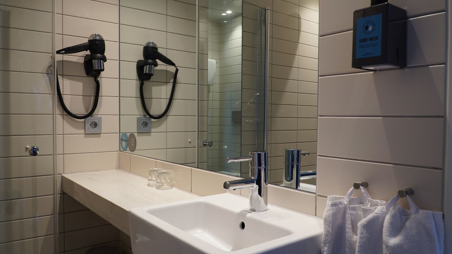 Bathroom 4, Comfort Hotel Malmö, Malmö