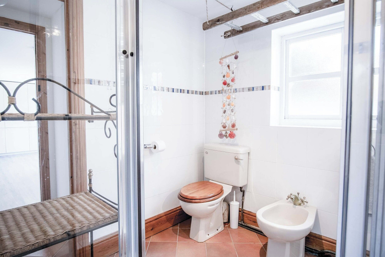 Bathroom 4, Angle Adventures - 4 Bed Cottage - Angle, Pembrokeshire