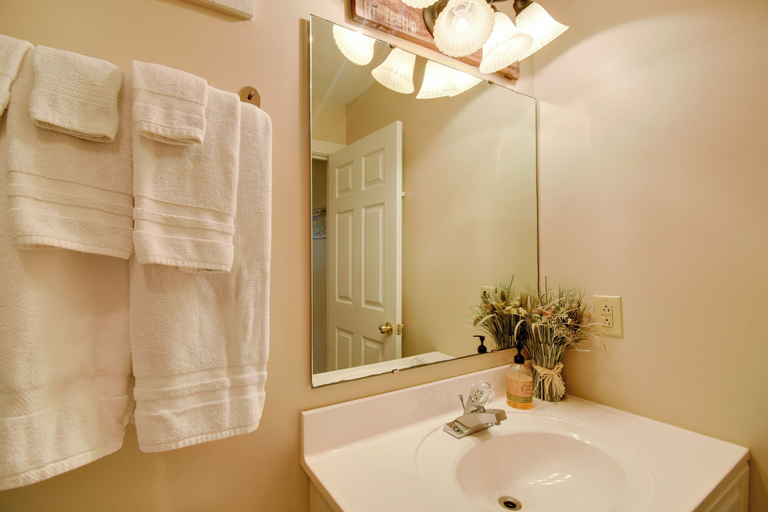 Bathroom 4, Sun, Sand & Smiles! Ocean Isle Apt w/ Balcony, Brunswick
