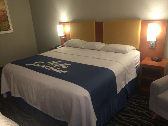 Bedroom 3, Days Inn & Suites by Wyndham Cincinnati North, Cincinnati