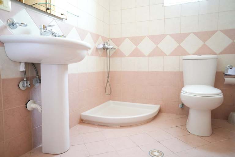 Bathroom 2, Saranda Waterside Apartments, Sarandës
