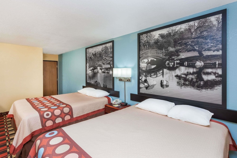 Bedroom 3, Econo Lodge, Peoria