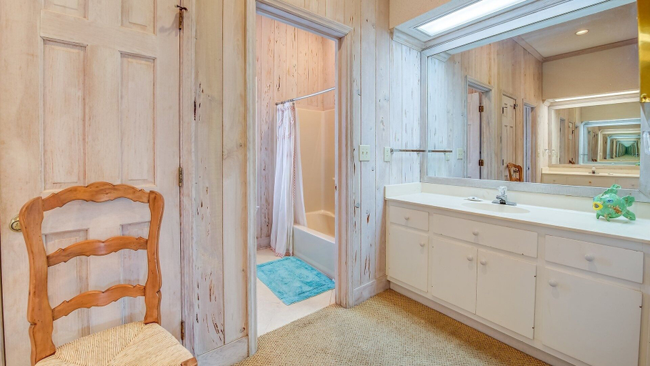 Bathroom 3, Beachfront Home With A Beautiful View 6 Bedroom Home by Peace Vacations, Georgetown